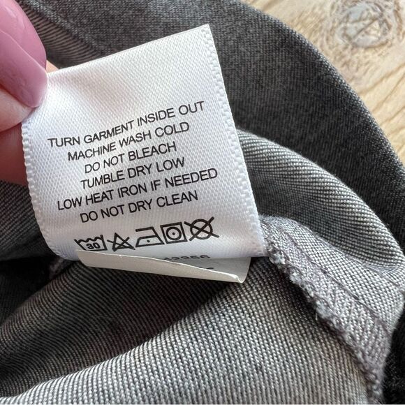 Figs Men’s Leon Three-Pocket Scrub Top Charcoal Heather Gray V-Neck Scrub Shirt - Picture 13 of 13